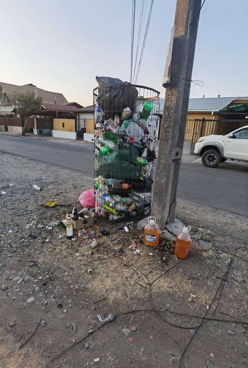hernan_mh's tweet photo. Estos microbasurales auspiciados por la @munirancagua y @alcaldejrgodoy me tienen cansado, afuera de mi casa hay uno y nadie se hace cargo, retiran cuando quieren y las botellas se vuelan y andan por todos lados, además la gente bota lo que quiere, ya basta. https://t.co/Xaeyhp6o8F