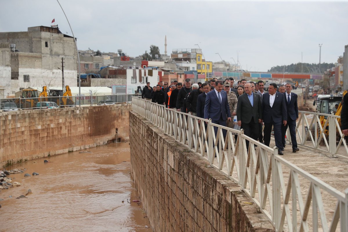 MevlutCavusoglu's tweet photo. Deprem ve sel afetleriyle derinden sarsıldığımız #Şanlıurfa’da yaraları sarmak için çalışmalarımız aralıksız sürüyor. Yitirdiğimiz canlarımıza bir kez daha rahmet diliyorum. 

Hep birlikte üstesinden geleceğiz! https://t.co/EcxwQ97v7x