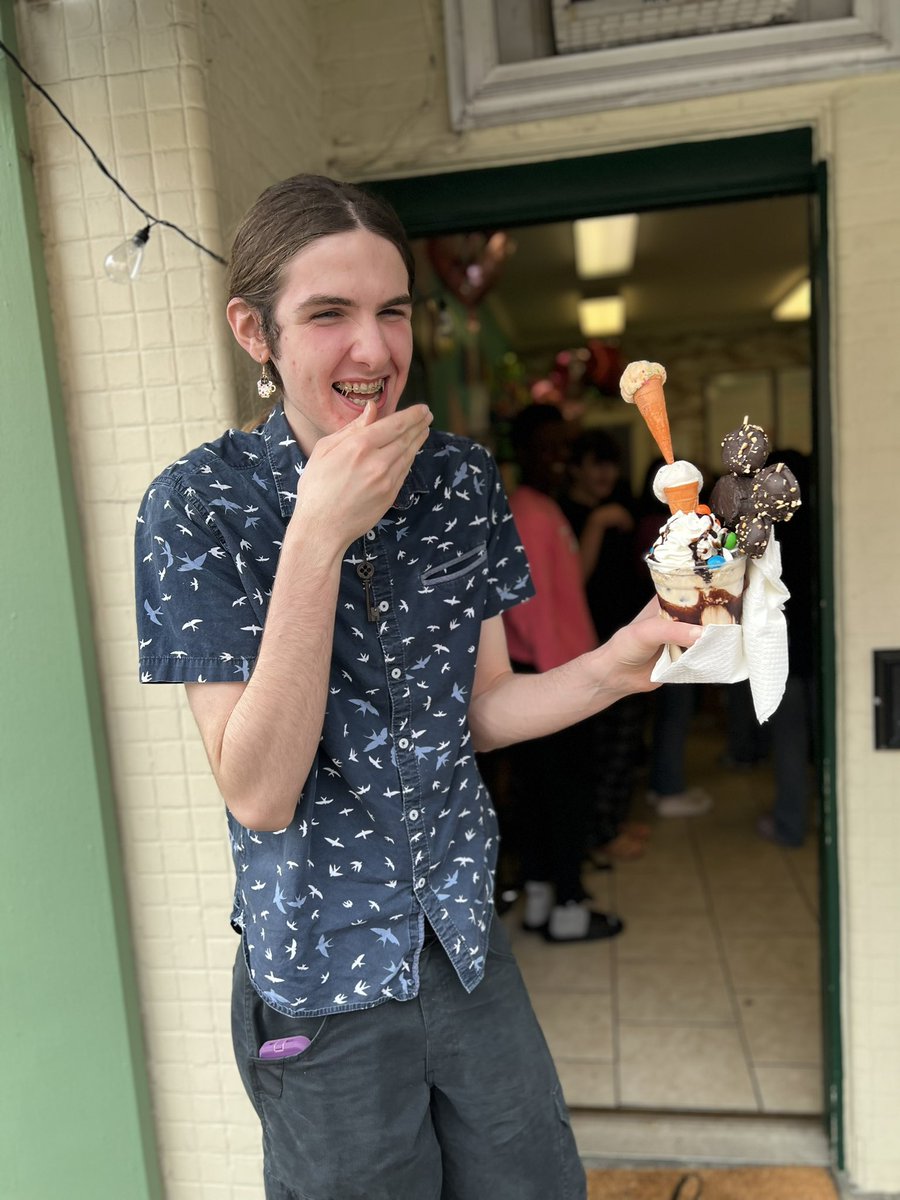 sraperez_MLCHS's tweet image. Reflecting back on our #SpanishClub field trip! Craving some #ConHuevos and #ChamoyRicos on this dreary day!!