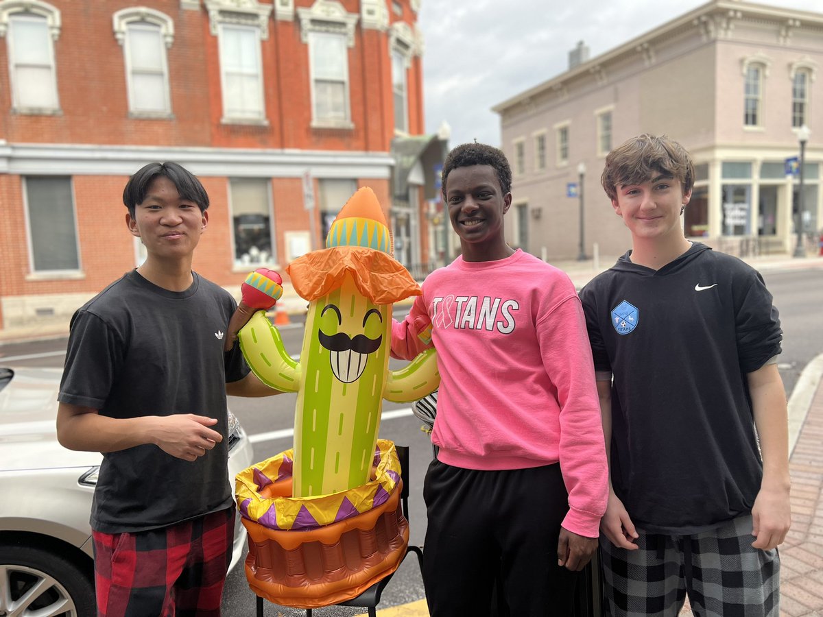 sraperez_MLCHS's tweet image. Reflecting back on our #SpanishClub field trip! Craving some #ConHuevos and #ChamoyRicos on this dreary day!!