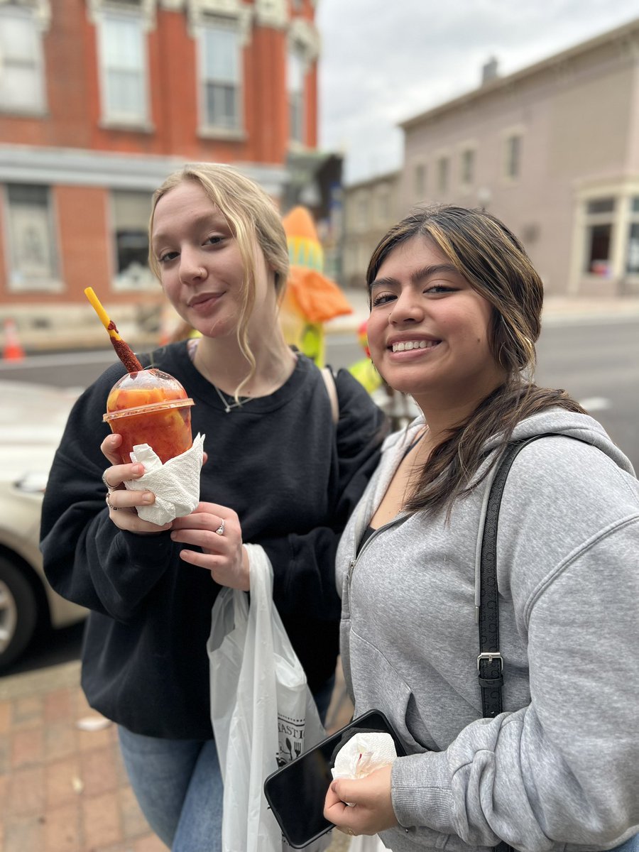 sraperez_MLCHS's tweet image. Reflecting back on our #SpanishClub field trip! Craving some #ConHuevos and #ChamoyRicos on this dreary day!!