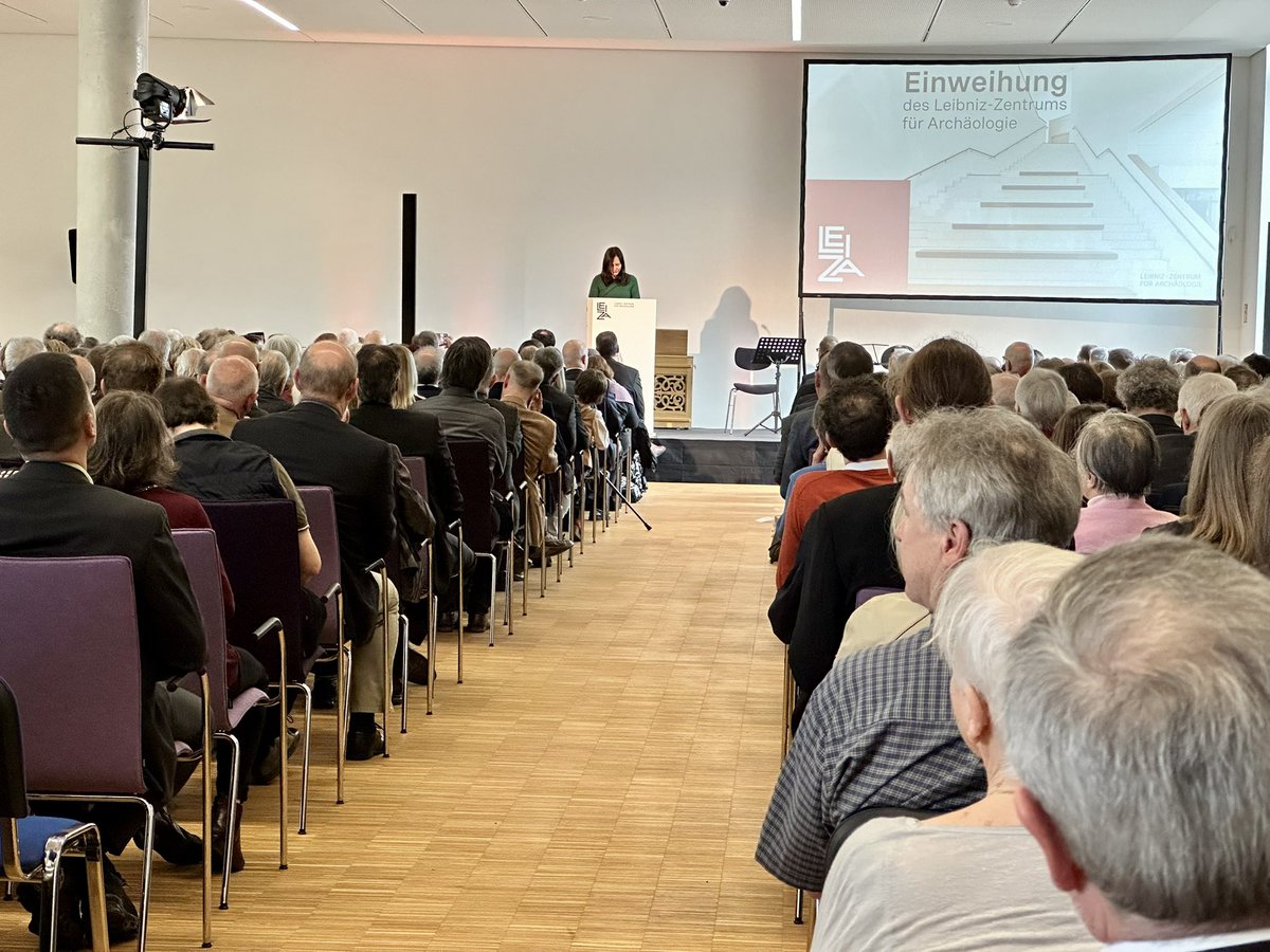 pedromiramis's tweet photo. „An diesem neuen Ort feiert Wissenschaft nicht sich selbst, sondern sie geht ihrem Auftrag nach: Antworten zu finden, was uns als Menschen verbindet, was uns als Menschen ausmacht, wie wir denken und handeln“ - @AlexandraWBusch zur Einweihung des @leizarchaeology https://t.co/sCilF0TMw0