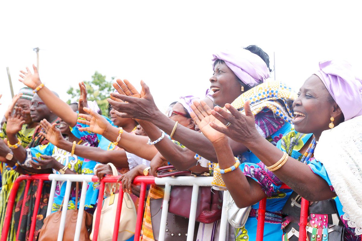 PresidenceTg's tweet photo. Le Président de la République, SEM @FEGnassingbe, a reçu ce 24.03.2023 à Kpalimé un accueil populaire et chaleureux, dans une agréable atmosphère de fraîcheur consécutive à la pluie matinale.

#SeminaireGouvernemental https://t.co/oohkhzmeMc