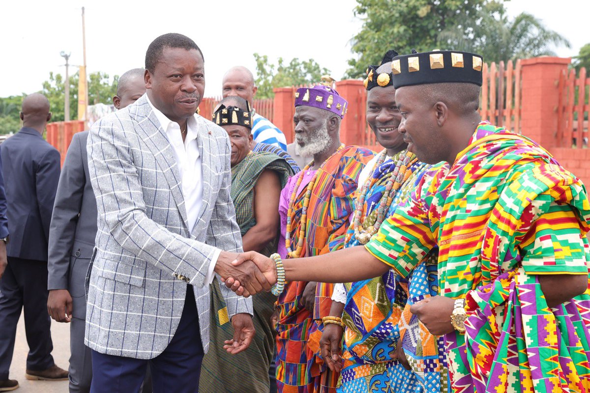 PresidenceTg's tweet photo. Le Président de la République, SEM @FEGnassingbe, a reçu ce 24.03.2023 à Kpalimé un accueil populaire et chaleureux, dans une agréable atmosphère de fraîcheur consécutive à la pluie matinale.

#SeminaireGouvernemental https://t.co/oohkhzmeMc