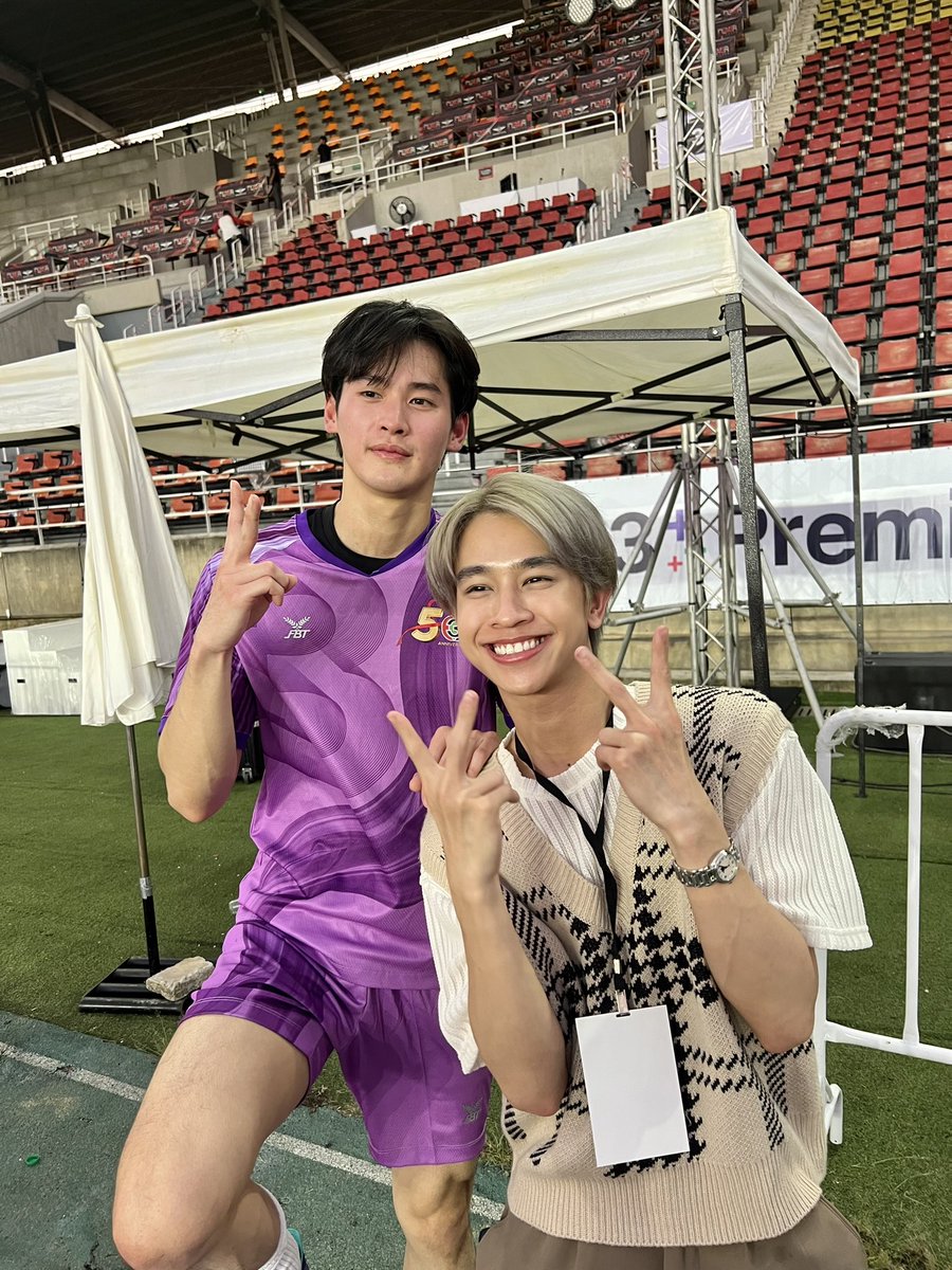 WutMovie's tweet photo. นานๆเจอกัน แต่เจอทั้งที ที่สนามฟุตบอลจร้า @numberx9th @FlukeNatouch https://t.co/MG1nIuasVt