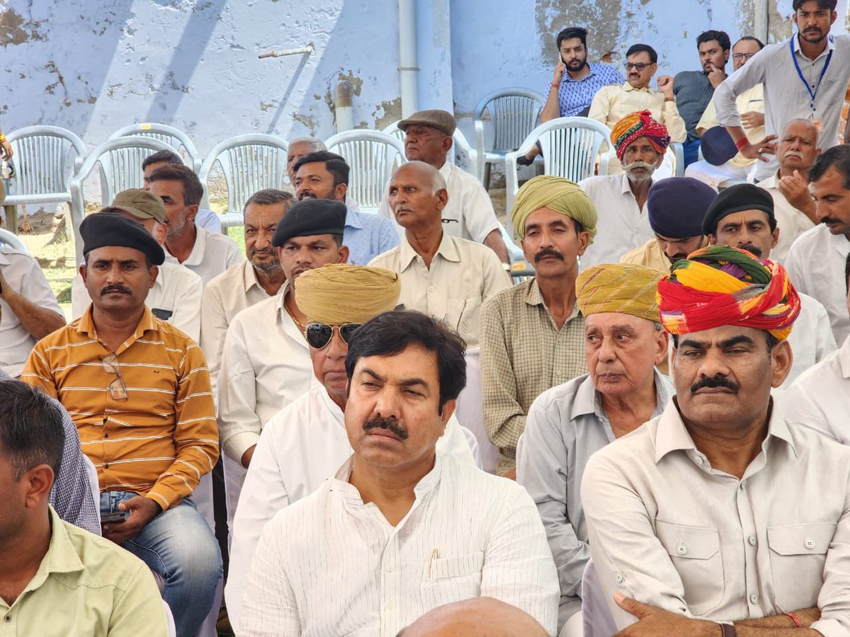 श्री राजपूत करणी सेना के संस्थापक स्व. श्री लोकेन्द्र सिंह कालवी के पैतृक गांव कालवी (नागौर) पहुंचकर श्रद्धांजलि दी। शोकाकुल परिवारजनों के प्रति मैं अपनी गहरी संवेदना व्यक्त करता हूँ।
साथ ही श्री कालवी साहब के सुपुत्र श्री भवानी सिंह के पाग दस्तुर कार्यक्रम में शरीक हुआ।