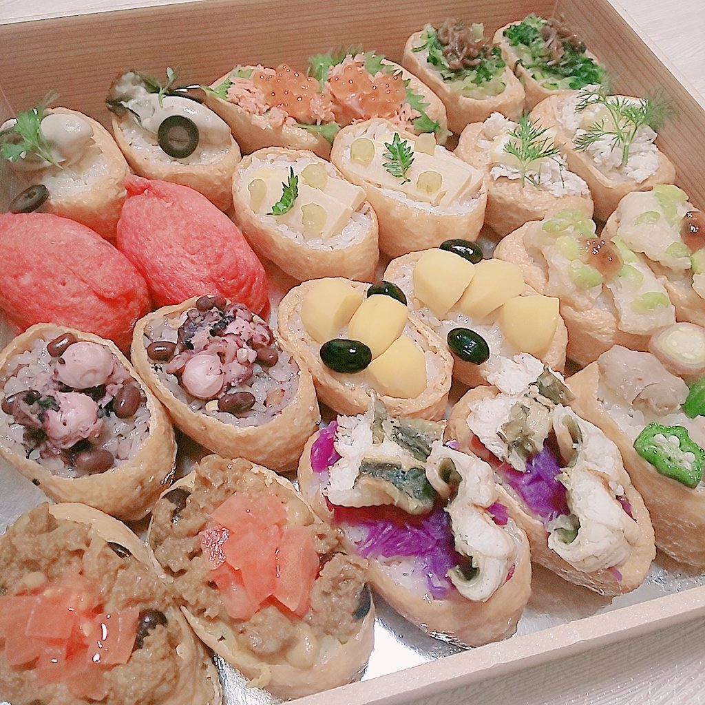 今日は娘の修了式だったので｢１年間よく頑張りました」ってことで、社長から娘の好物のいなり寿司、プレゼントしてもらった🦊
料亭さんの春の釜飯いなり寿司🌸
でも手違いで、実はもう１箱いなり寿司ある😱それも貰って帰った💦
なので今日の晩御飯は
いなり寿司だけ！
ですww😇