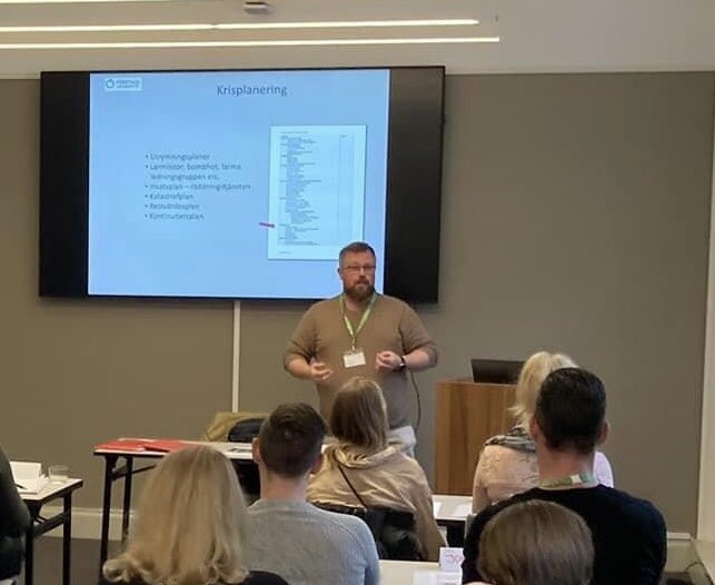 KRONANSakerhet's tweet photo. Idag är det Brand och Fysisk Säkerhet på agendan när vi från Kronan Säkerhet AB utbildar på Företagsuniversitetet Diplomerade Säkerhetsutbildning. Richard Buske och Stefan Kinert håller denna. #kronansäkerhet #företagsuniversitetet #diplomeradsäkerhetssamordnare https://t.co/ik0jOyX47R