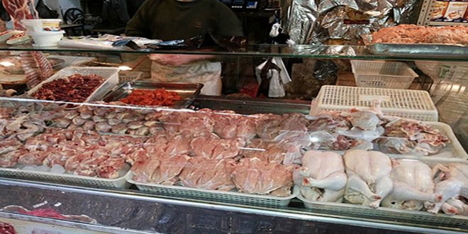 MgalPR's tweet photo. As the holy month of #Ramadan approaches, #Syrians in the #Regime control areas are feeling the impact of the economic crisis. 
Prices for basic food items have skyrocketed, with a kilo of slaughtered chicken reaching an unprecedented 25,000 SYP.

https://t.co/5cR959iGwN https://t.co/BE0gSSbdAH