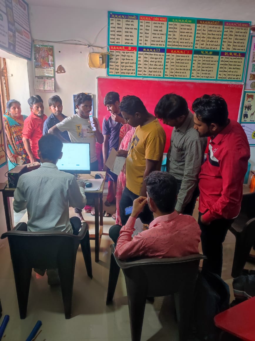 npKanjari2's tweet photo. માન.કલેકટર સાહેબશ્રી ના આદેશ અનુસાર કણજરી ન.પા.દ્વારા ઈ-શ્રમ રજીસ્ટ્રેશનમાટે ECCHO ગાડી માં કીટ મૂકી ને ડોરટુડોર રજીસ્ટ્રેશન કરવામાં આવ્યું અને ન.પા.ઓફીસ માં કુલ ૪ સેલ્ફ રજીસ્ટ્રેશન થી કુલ આશરે ૨૦૦ જેટલા ઈ-શ્રમ કાર્ડ નં રજીસ્ટ્રેશન કરવામાં આવનાર છે. @AhmedabadRcm @collectorkheda https://t.co/KVgxk2fhJr