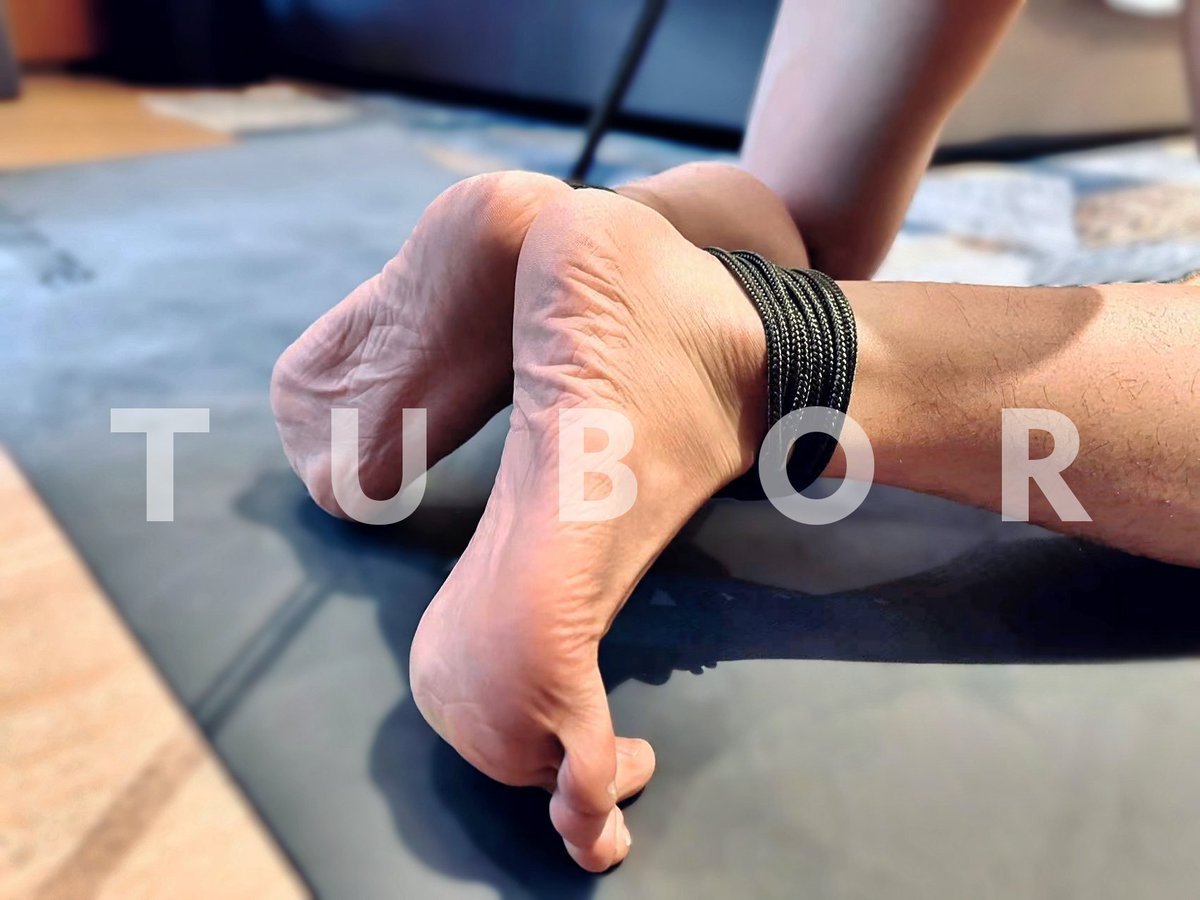 一直就觉得这种脚趾扒拉地面的样子很性感