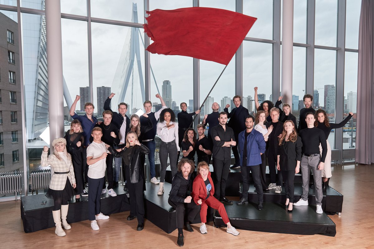 De cast van de legendarische musical Les Misérables beleefde gisteren een ware Rotterdamse première. Deze première viert het feit dat de musical na 15 jaar eindelijk weer terug is in het nieuwe Luxor Theater.

Lees meer: bit.ly/3lG9Z1e
