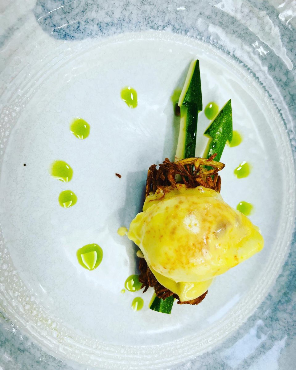 chefparminderbr's tweet photo. Potato Rosti , zucchini, quail eggs topped with hollandaise and parsley oil https://t.co/ZIQoAL4o09