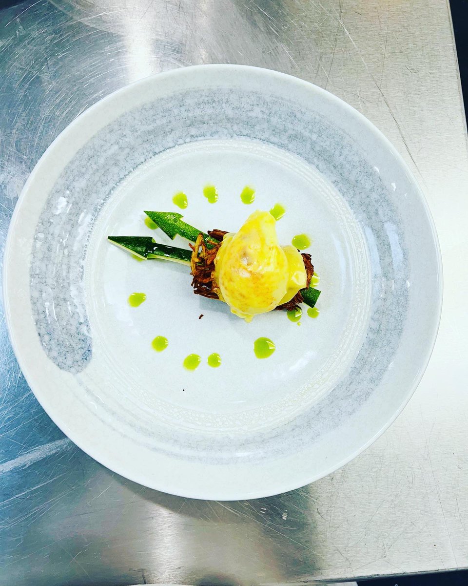 chefparminderbr's tweet photo. Potato Rosti , zucchini, quail eggs topped with hollandaise and parsley oil https://t.co/ZIQoAL4o09