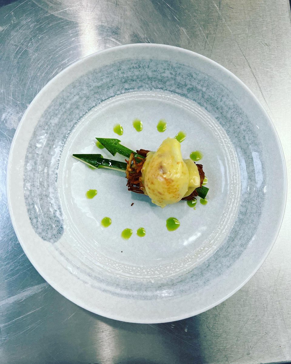 chefparminderbr's tweet photo. Potato Rosti , zucchini, quail eggs topped with hollandaise and parsley oil https://t.co/ZIQoAL4o09