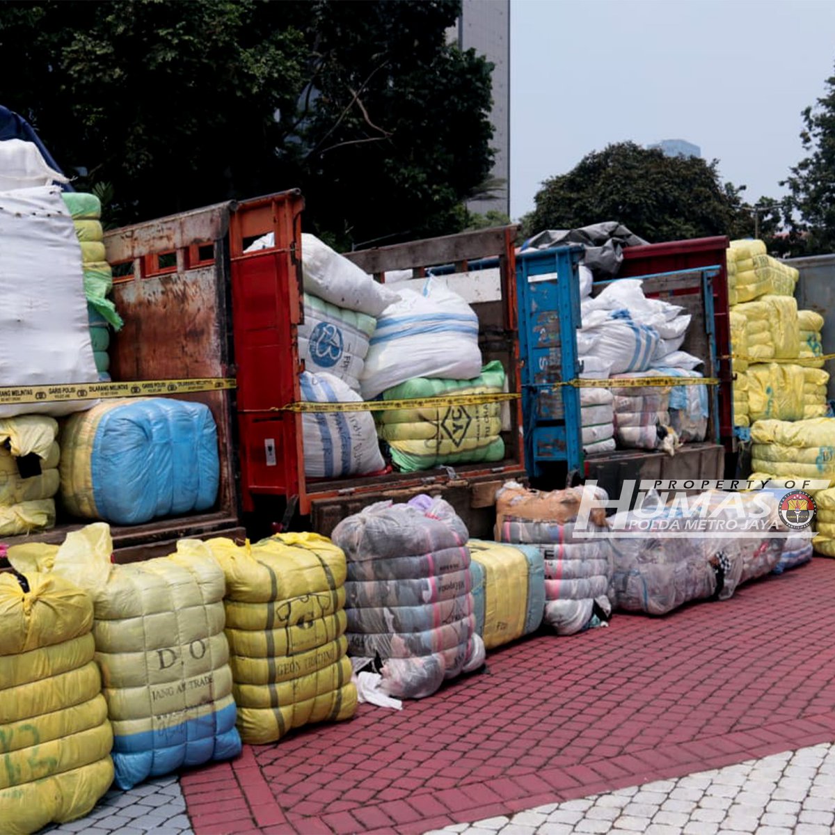 HumasPutih's tweet photo. PENYELUNDUPAN BARANG ILLEGAL

POLDA METRO JAYA – Kepala Bidang Hubungan Masyarakat PMJ Kombes Pol Trunoyudo mengungkapkan bahwa Sub Direktorat Industri Perdagangan Direktorat Reserse Kriminal Khusus pengungkapan tindak pidana ekonomi terkait barang hasil penyelundupan.24/3 https://t.co/crTZCyFjWh