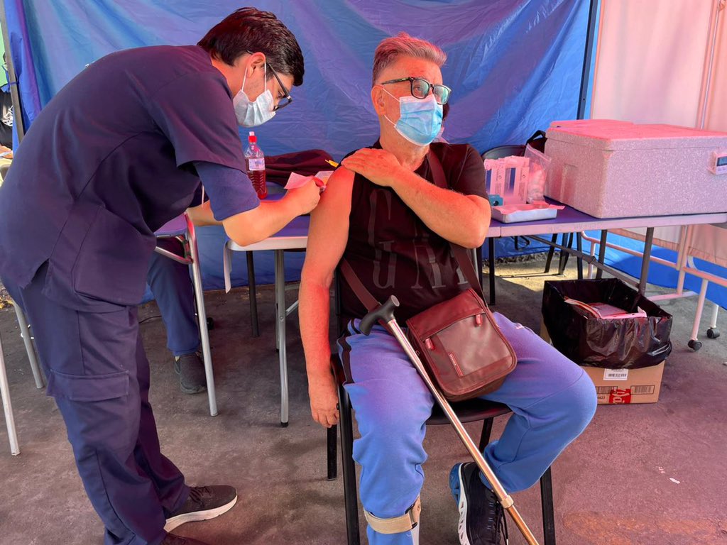 Saludtarapaca's tweet photo. Equipo del Centro de #Salud Familiar #Sur #Iquique instala punto de #Vacunación en la explanada de ingreso al recinto para inmunizar a la comunidad contra el #Covid y la #Influenza #VacunateConLaDupla #PonteAlDía #FelizViernesATodos @ministeriosalud @MeVacuno @SeremiSalud_I https://t.co/5grJwMfq7A