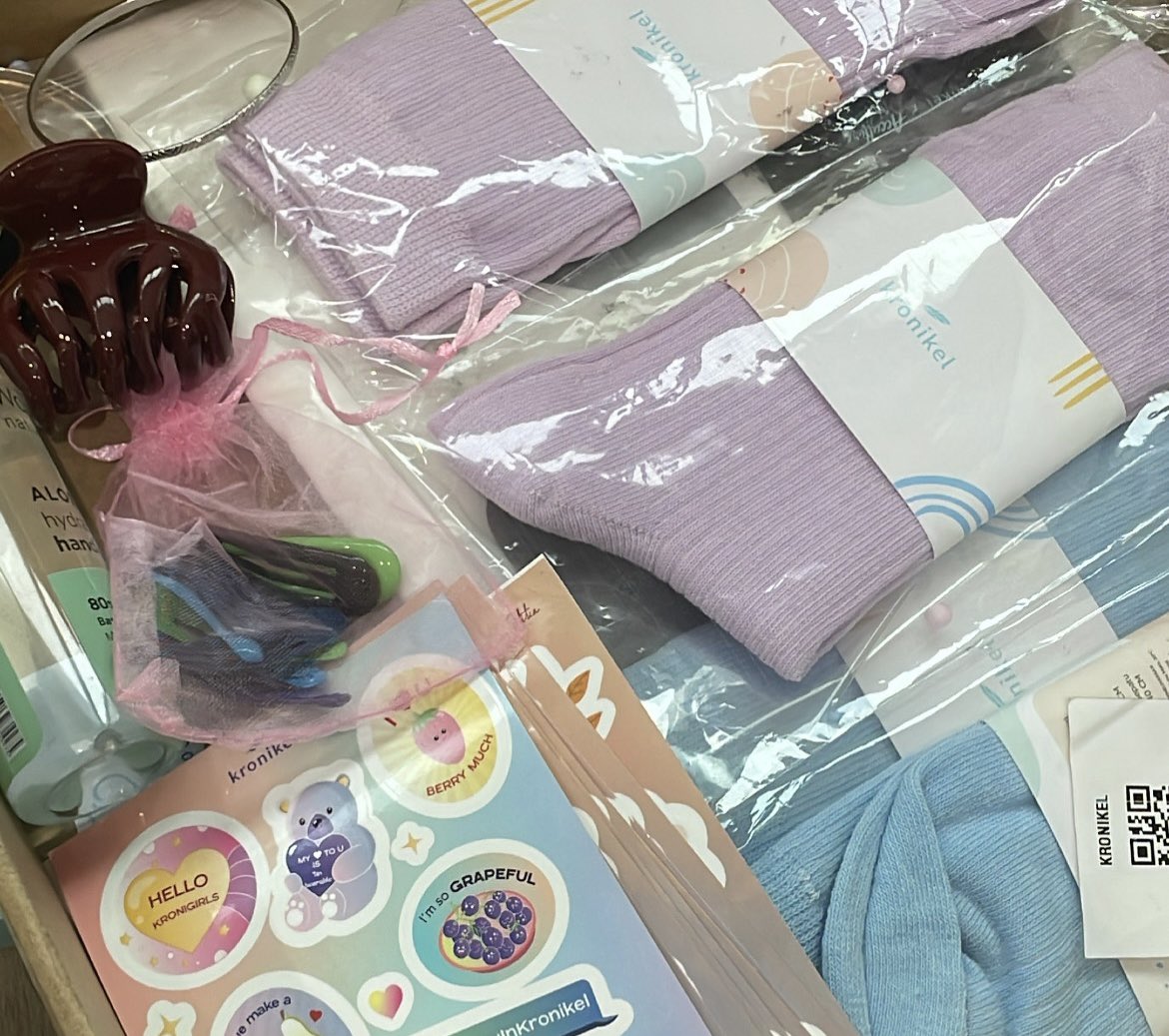 KronikelProject's tweet photo. Sneak peeks of the gifts 👀🫶🏻

+ 1 Kronikel Footwear untuk pemenang utama kita @EkkyAmmas 🎉🥇 https://t.co/c2K6mpiE0i