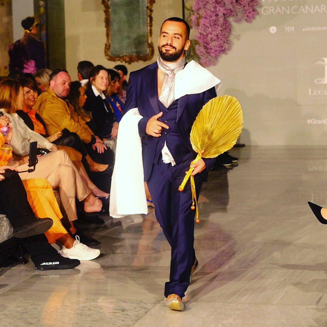kikeperezcomico's tweet photo. ¡ESTA NO LA VISTE VENIR! Ayer tuve la oportunidad de vivir la experiencia de desfilar como modelo de la Bridal Collection de @GranCanariaMC para @LucasBalboa_ 

Un divertido placer colaborar con la industria de la moda canaria, y disfrutar de un ambiente en el que estoy fuera de mi zona de confort.

Fotón de Jose Carlos Guerra