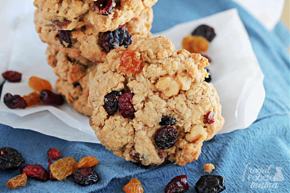 #newrecipe These perfectly chewy and soft #OatmealRaisin & Dried Berries Cookies are packed with sweet golden raisins, dried mixed berries, and crunchy walnuts... Add a cold glass of milk, and you are set! Get the #recipe at>> thefrugalfoodiemama.com/2023/03/oatmea… #cookies #oatmealcookies