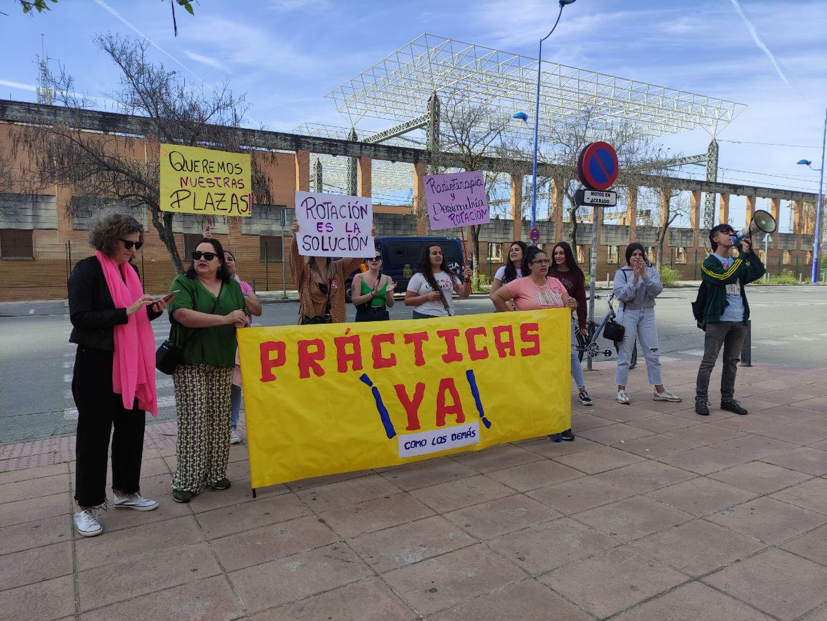 usteasevilla's tweet photo. El alumnado de ciclos de grado superior de radioterapia y dosimetria siguen sin tener sitio para hacer su módulo de prácticas. De ser así no conseguirían su título. Pues hoy están en la puerta de la @EducaAnd 
¡Todo nuestro apoyo!
¡Basta de maltratar a la Escuela Pública! https://t.co/LO0ZpENS9L