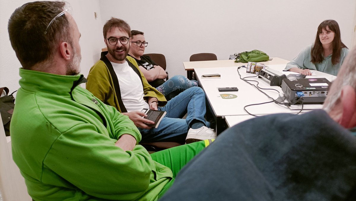 FundacionLito's tweet photo. Comenzamos la segunda sesión del Club #Lectulabora, la red lectora de LOS LIBROS, A LAS FÁBRICAS, en @JohnDeere España (Getafe). Los trabajadores comparten hoy sus impresiones tras la lectura de "Peter y Wendy", de J.M. Barrie. https://t.co/dYbVVvCgRG