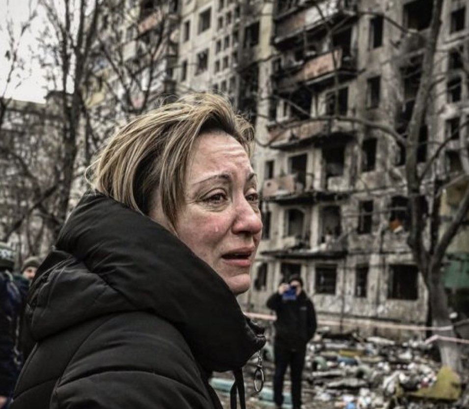 reshetz's tweet photo. First picture is an ordinary Ukrainian woman in Severodonetsk. Second picture is an ordinary russian woman in Severodonetsk https://t.co/UufXiKE574