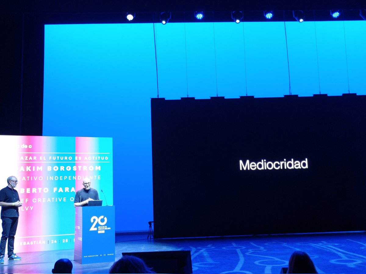 IPMARK's tweet photo. "La #InteligenciaArtificial es por ahora un talento creativo mediocre, pero muy veloz. Podemos aprovecharla como una "patada en el culo" que nos empuje a buscar la excelencia con más ahínco". Roberto Fara, cco de @Ogilvy en #cdec2023. https://t.co/Ty1FxYV6Di