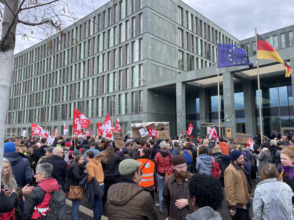 Protesting for fair working conditions in research in Germany✊Short-term contracts create additional pressure on migrant researchers whose residence permits depend on employment. 
#IchbinReyhan #IchbinHanna #FightWissZeitVG @NGA_Wiss