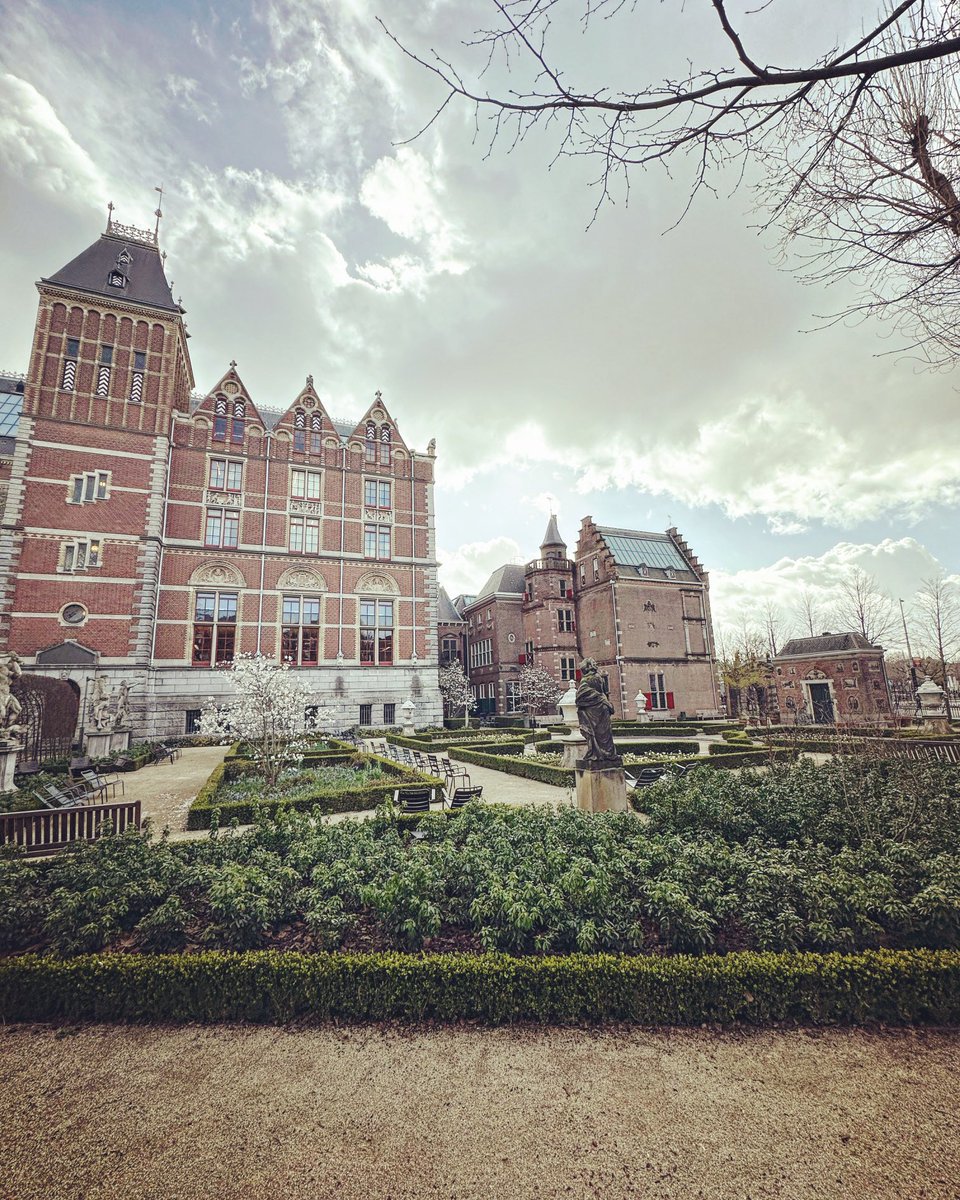 BuxusKing's tweet photo. Amsterdam π·
.
#buxus #boxwood #boxhedge #topiary #garden #gardeningtwitter #gardening #architecture #holland #spring https://t.co/CTF40B43zU