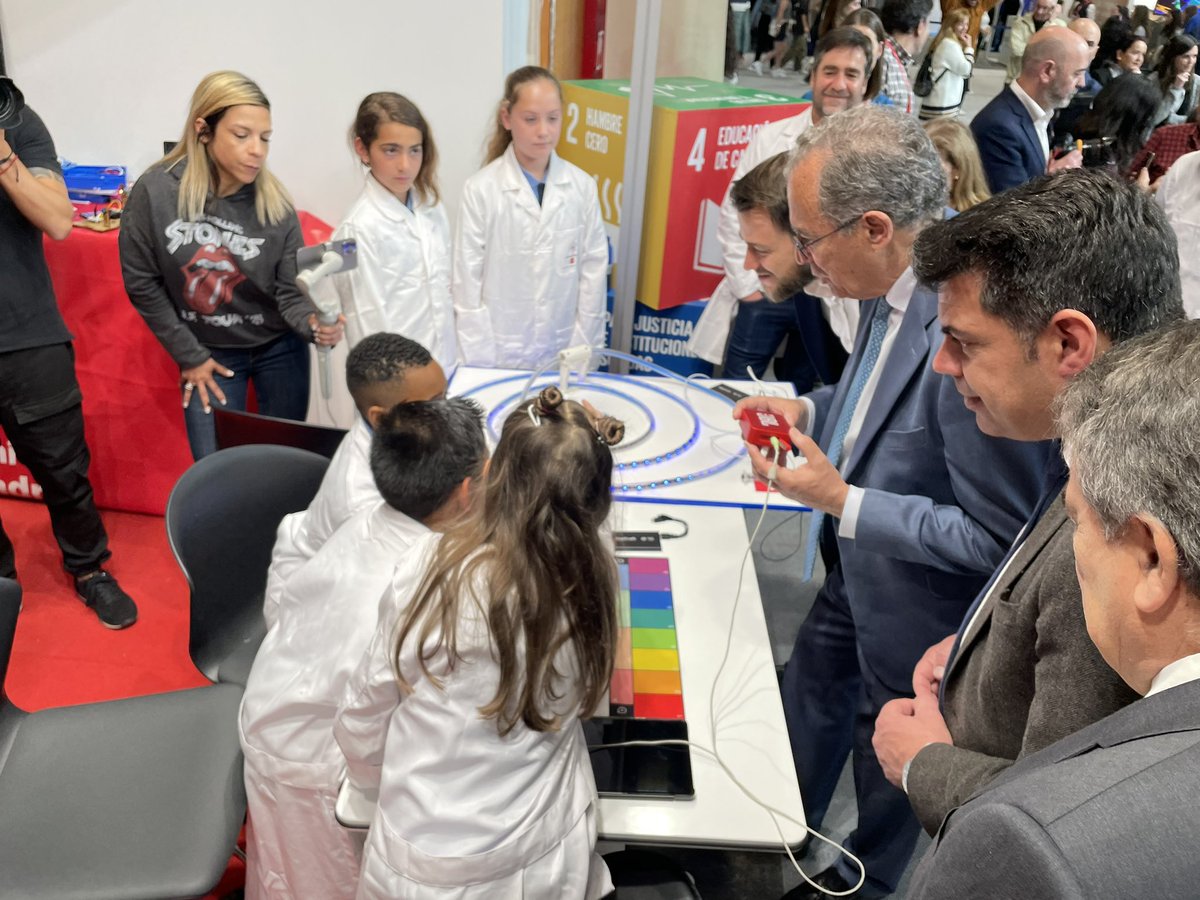 Hemos nuestro alumnado ha tenido la suerte de compartir sus proyectos con <a href="/eossoriocrespo/">Enrique Ossorio</a> y <a href="/blondieconomics/">Rocío Albert</a> en el stand de #IF_CMadrid de la <a href="/ComunidadMadrid/">Comunidad de Madrid</a>