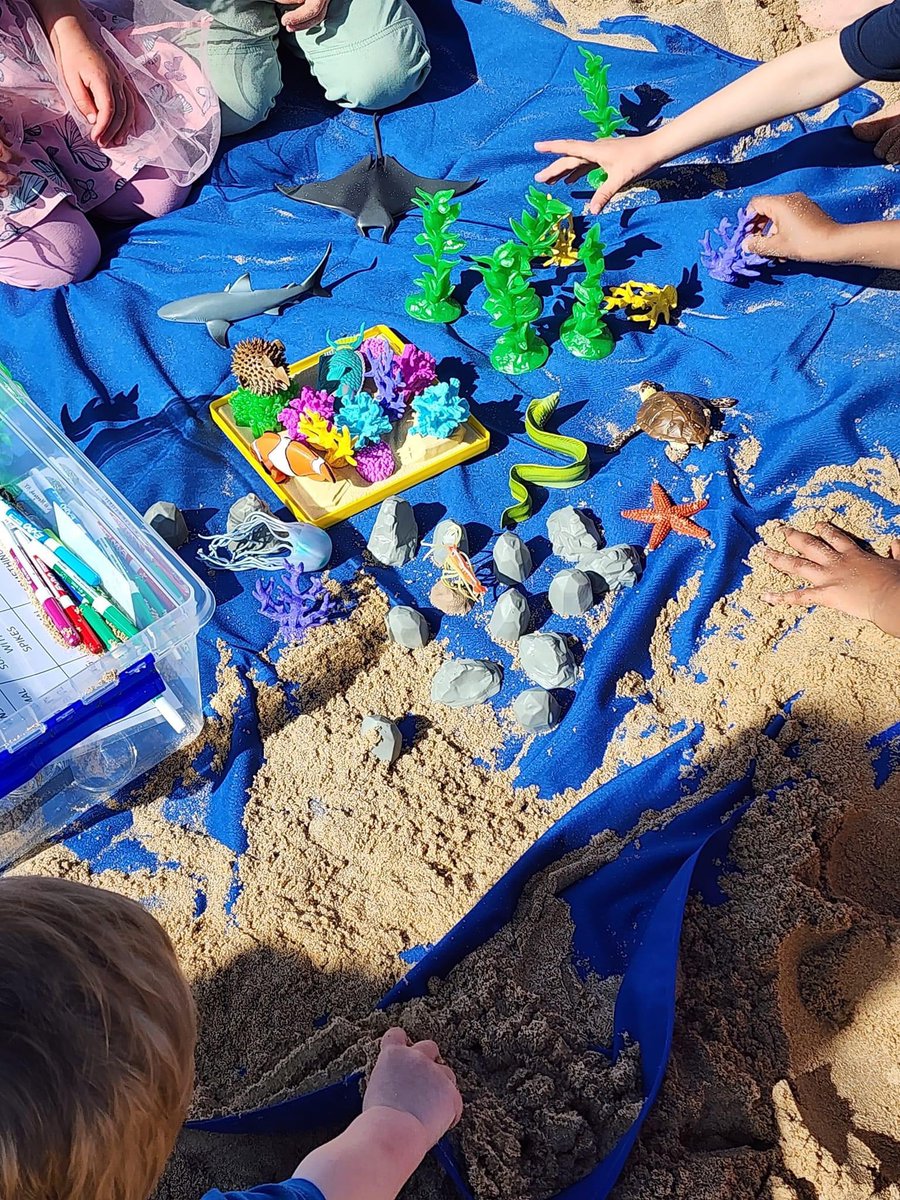 EmmaGFerrante's tweet photo. At the meet &amp; greet we did a scavenger hunt! Here are the kids putting together the habitat. Side note, did you know that tablecloths make great beach blankets? Sand doesn’t stick! https://t.co/6wCptCOb5u