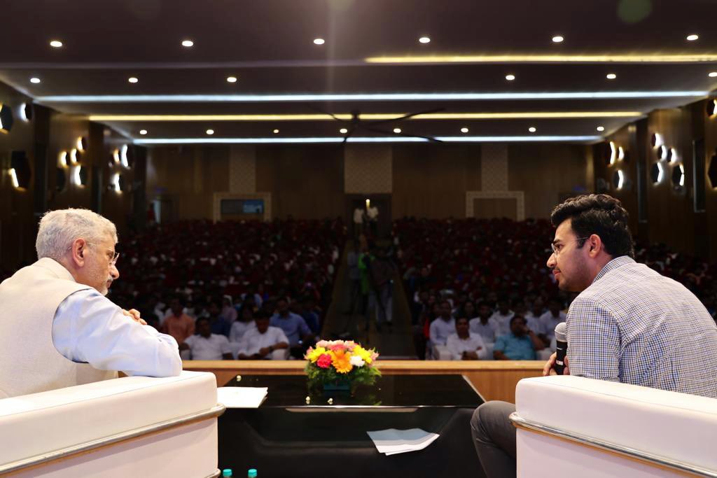 Pleased to participate in BJYM Yuva Samvada at the RV Dental College, Bengaluru. 

Bengaluru and Karnataka have played a key role in transforming India’s global image. 

Today the world sees us with a greater sense of respect. The 1️⃣0️⃣ main reasons for that are: