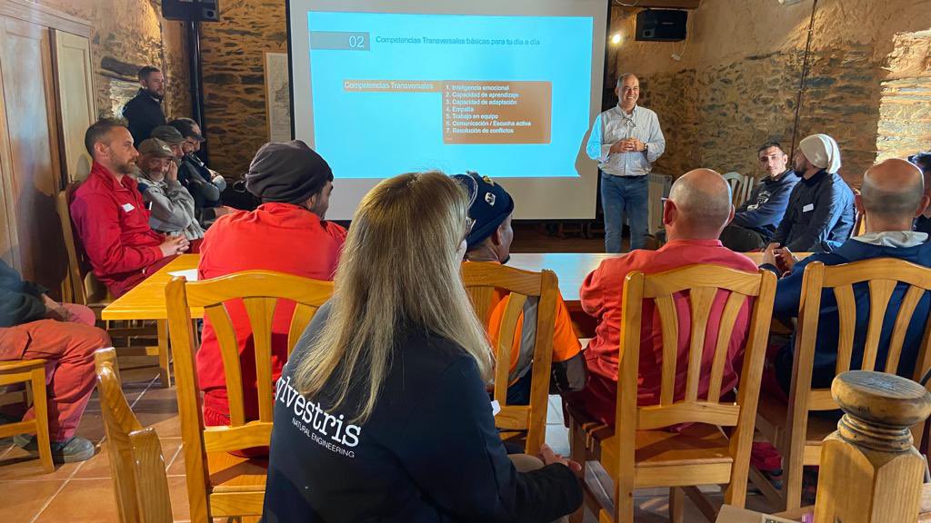 GrupoSylvestris's tweet image. 🌳 Esta semana en Viforcos 

💚 Continuando con nuestro compromiso de generar un impacto social en las zonas donde actuamos

👥 Presentamos a los trabajadores de #Foresa, el proyecto #MotorVerde e impartimos un curso en competencias

#SembramosO2
#CompensamosCO2 
#FundaciónRepsol