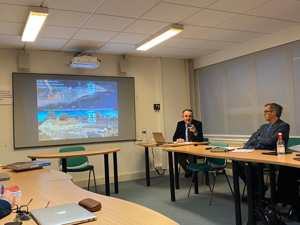 Öğretim üyemiz ve Teos Arkeoloji Kazısı Başkanı Prof. Dr. Musa KADIOĞLU, Fransa Bordeaux Montaigne Üniversitesi Ausonius Antik ve Orta Çağ Araştırma Enstitüsü'nün seminer dizisinde, "The New Investigations at Teos in Ionia (Western Turkey)" başlıklı bir konferans vermiştir.