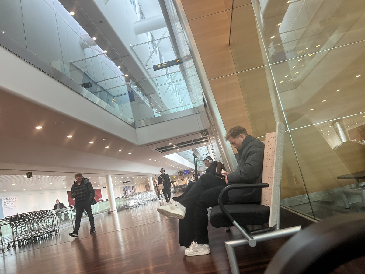 moe_felix's tweet photo. @HvitTornado Adam Andersson på Kastrup flyplass på vei til Trondheim. Låneavtalen avsluttes? https://t.co/VlSJoGkiMG