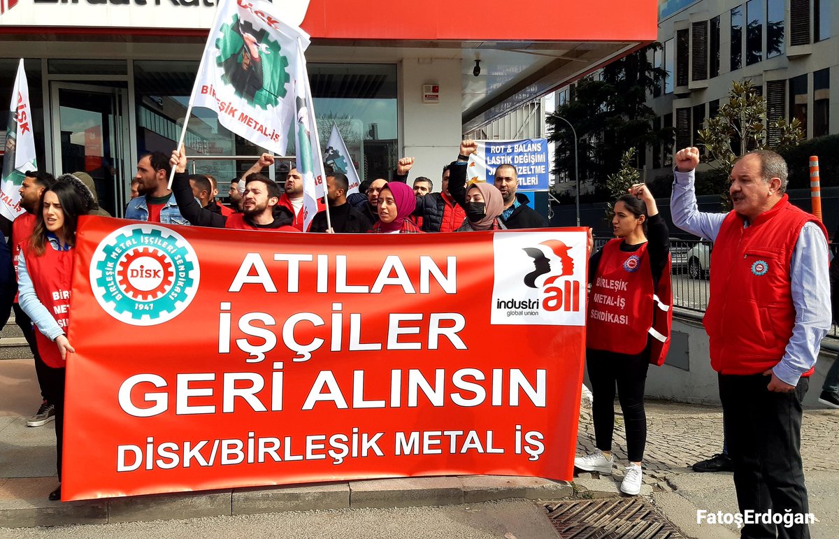 puleragema's tweet photo. Cengiz ve Kolin Holding'e ait #Satera Elektrik Elektronik'te, 18 işçinin sendikaya üye oldukları gerekçesiyle işten atılması üzerine Birleşik Metal-İş’e üye yüzlerce işçi Cengiz Holding'in kapısına dayandı. 

"İşçiler açken, patronlara huzur yok!"

@BirlesikMetal https://t.co/Qv8Cv136sH