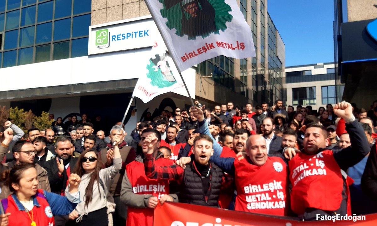 puleragema's tweet photo. Cengiz ve Kolin Holding'e ait #Satera Elektrik Elektronik'te, 18 işçinin sendikaya üye oldukları gerekçesiyle işten atılması üzerine Birleşik Metal-İş’e üye yüzlerce işçi Cengiz Holding'in kapısına dayandı. 

"İşçiler açken, patronlara huzur yok!"

@BirlesikMetal https://t.co/Qv8Cv136sH