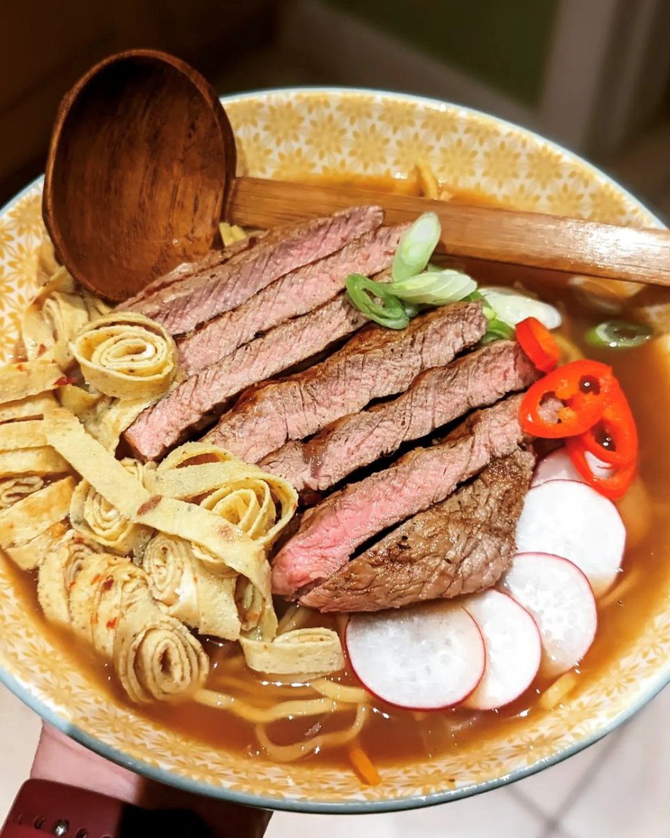 #FakeawayFriday 🥡? Yes you can have oodles of noodles and achieve your #WeightLoss dreams with #SlimmingWorld 🍜! Take inspiration from Charlie’s (charliedoessw on Instagram) hearty bowl of ramen and give our #HealthyRecipe a go 👉: ow.ly/R44F50NmoeZ