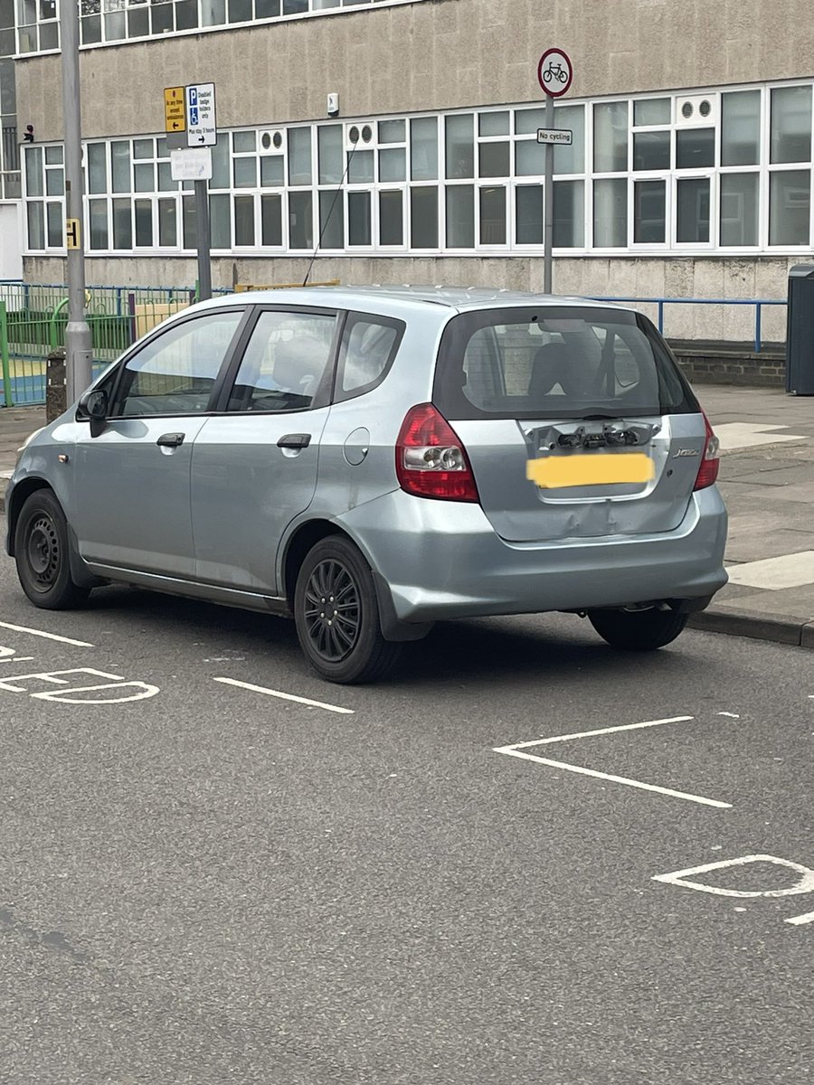 CambsCops's tweet image. Thankfully, this car was seized by @RoadpoliceB  who found the driver not to be insured 🚔  There was also a small child unrestrained in the back ☹️ 

You can be fined £500 if a child under 14 isn't in the correct car seat.
👉 orlo.uk/seat-belts_Gcs…

#SaferCambs #ClunkClick