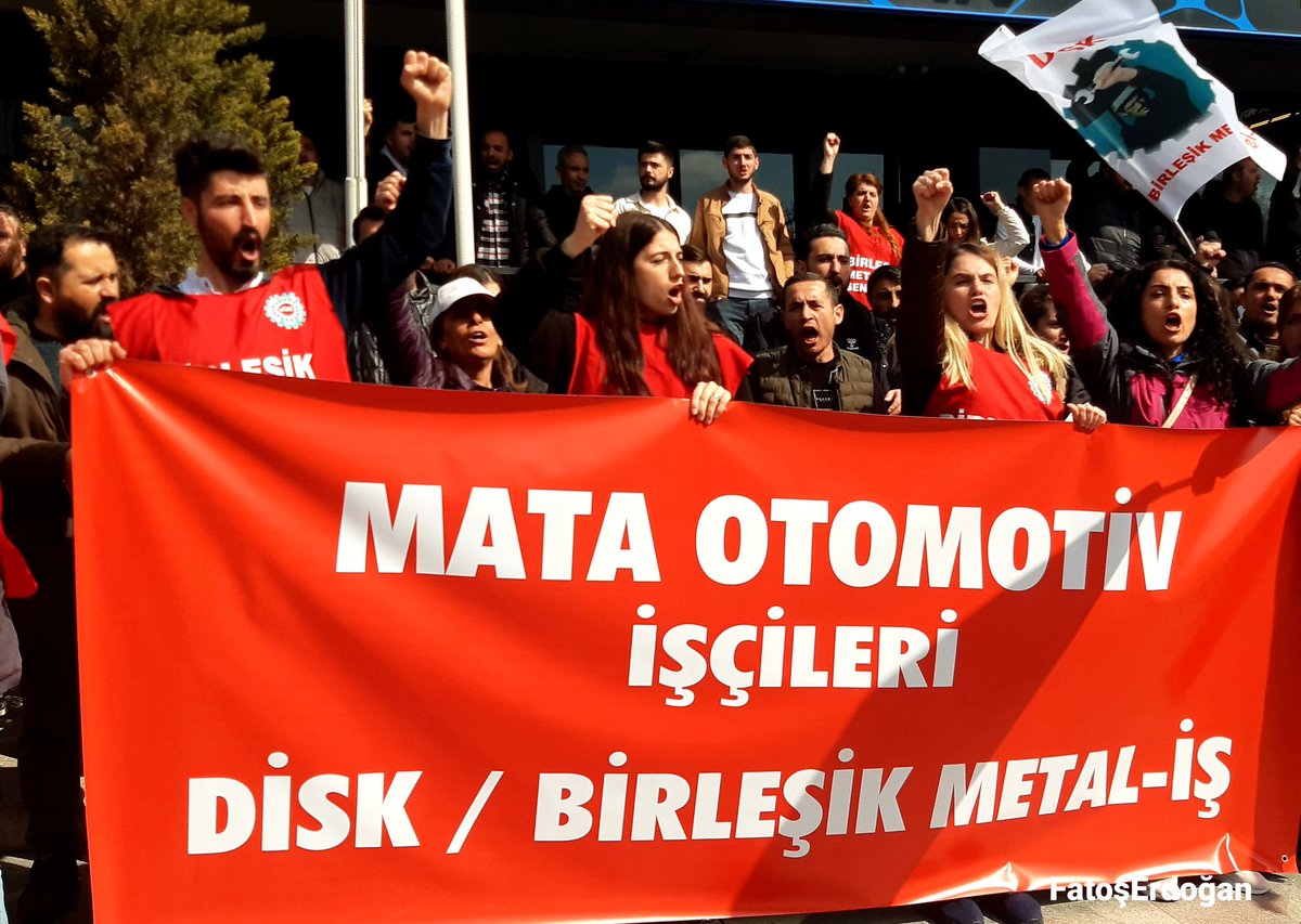 puleragema's tweet photo. Cengiz ve Kolin Holding'e ait #Satera Elektrik Elektronik'te, 18 işçinin sendikaya üye oldukları gerekçesiyle işten atılması üzerine Birleşik Metal-İş’e üye yüzlerce işçi Cengiz Holding'in kapısına dayandı. 

"İşçiler açken, patronlara huzur yok!"

#MataiİşçisiDireniyor https://t.co/tivYHRnYOi