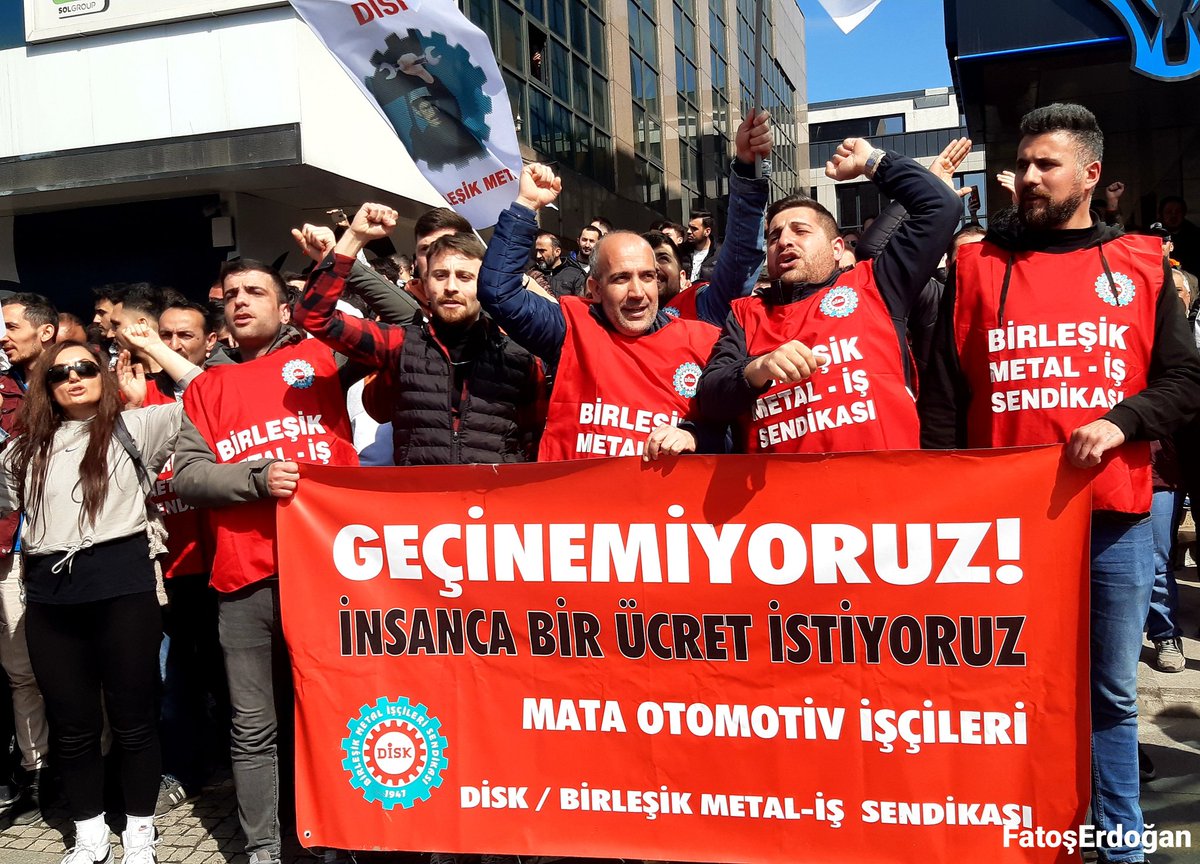 puleragema's tweet photo. Cengiz ve Kolin Holding'e ait #Satera Elektrik Elektronik'te, 18 işçinin sendikaya üye oldukları gerekçesiyle işten atılması üzerine Birleşik Metal-İş’e üye yüzlerce işçi Cengiz Holding'in kapısına dayandı. 

"İşçiler açken, patronlara huzur yok!"

#MataiİşçisiDireniyor https://t.co/tivYHRnYOi