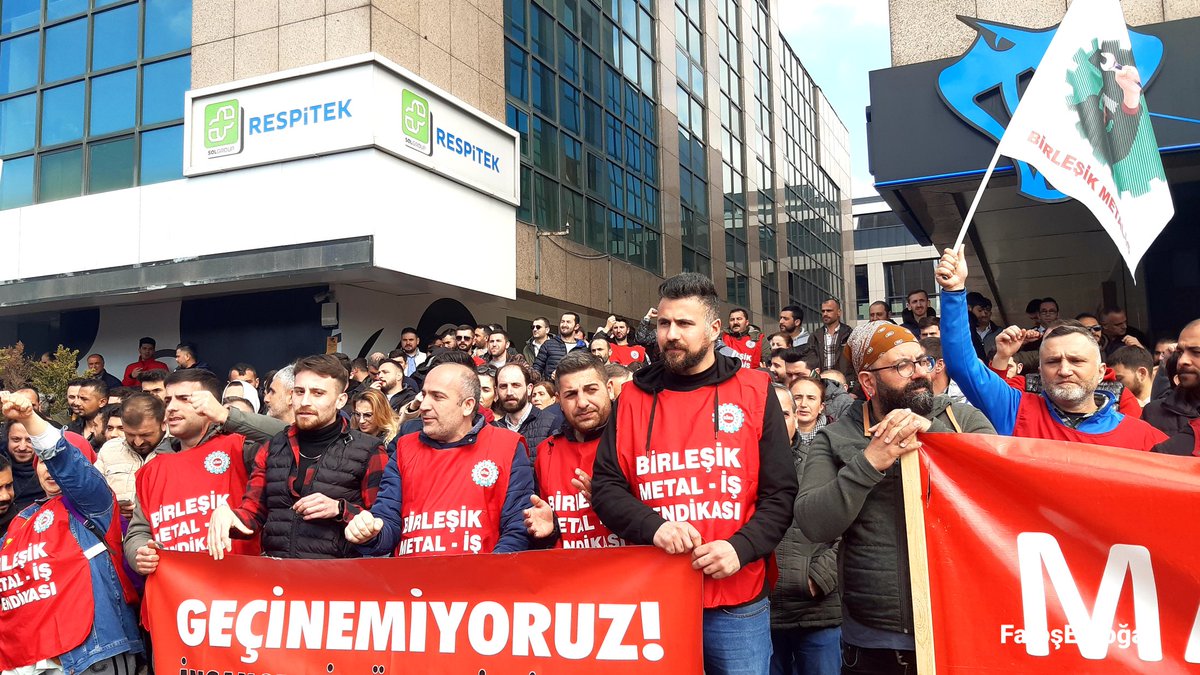 puleragema's tweet photo. Cengiz ve Kolin Holding'e ait #Satera Elektrik Elektronik'te, 18 işçinin sendikaya üye oldukları gerekçesiyle işten atılması üzerine Birleşik Metal-İş’e üye yüzlerce işçi Cengiz Holding'in kapısına dayandı. 

"İşçiler açken, patronlara huzur yok!"

#MataiİşçisiDireniyor https://t.co/tivYHRnYOi