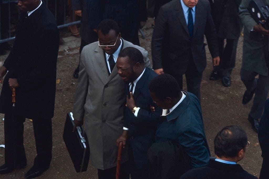 arol_ketch's tweet photo. Jean Bedel Bokassa à l'enterrement du général de Gaulle

Bokassa pleura toutes les larmes de son corps. A l’enterrement de l’homme du 18 juin, il s’enroula au sol, pleurant à chaudes larmes et criant la voix crispée par la tristesse et  la douleur : «Papa, pourquoi es-tu parti ?» https://t.co/CkrP87PnQH