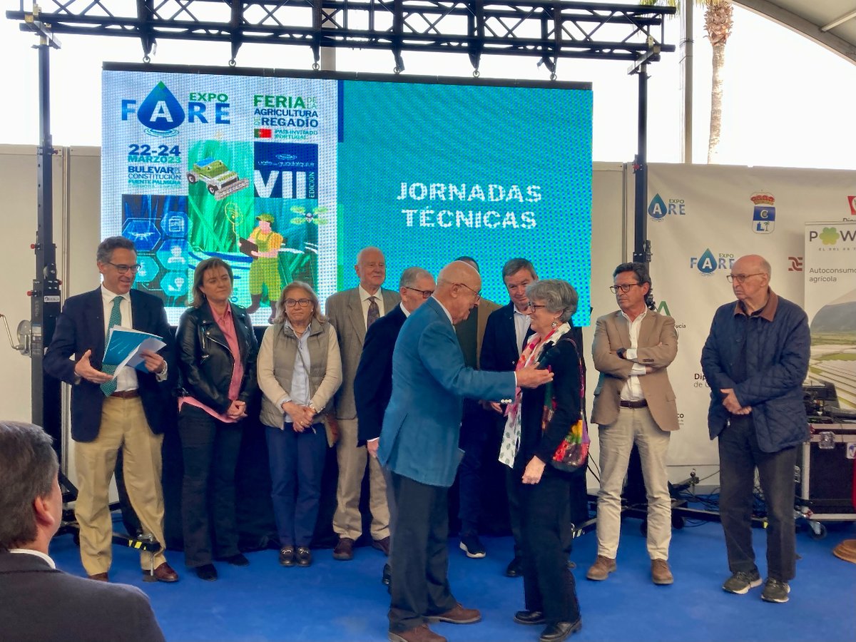 expofare's tweet photo. 📢💧 #ExpoFare23 - Entrega del reconocimiento a Dª. Helena Gómez Mcperson, en el acto homenaje a D. Luciano Mateos por la gran labor que desempeñó en IAS-CSIC.

👐🏻 Entregado por Rafael Gálvez y José Manuel Cepeda. #FERAGUA 

🔴 Síguenos en streaming: https://t.co/tG2Hpyoozh https://t.co/cHLlInVxuZ