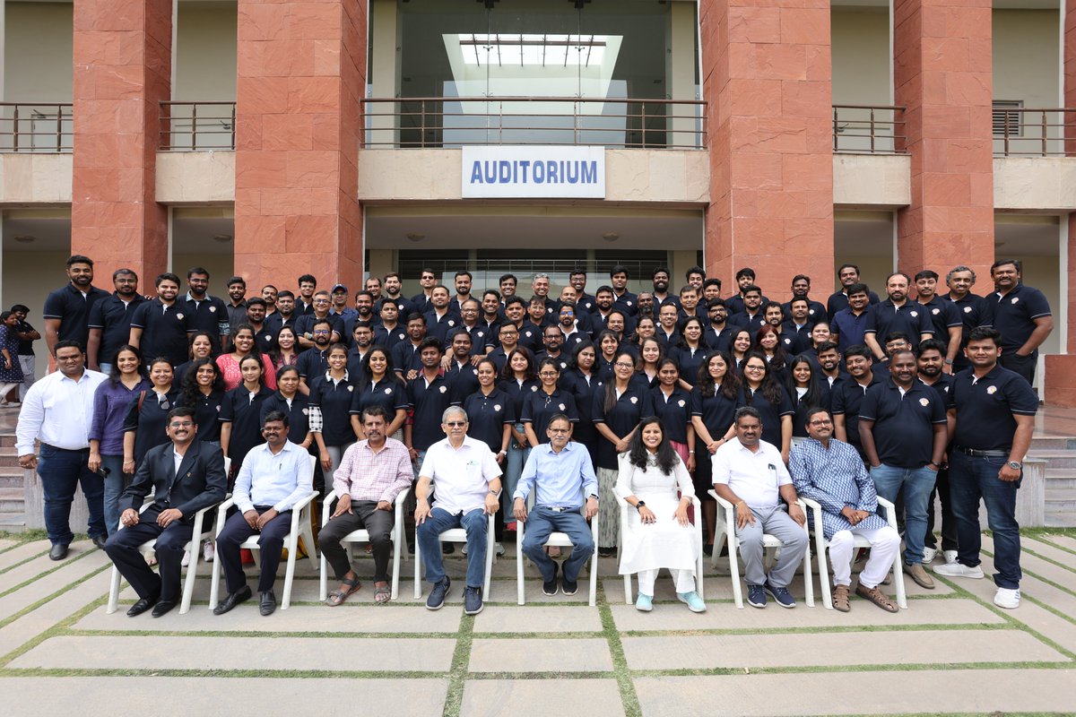 BITSPilani_WILP's tweet photo. Graduating participants of BITS Pilani WILP's MBA and https://t.co/xodKa6h5kr. programmes recently gathered at the Hyderabad campus and celebrated being BITSians. We wish you all a successful career ahead! #BITSPilani #WILP #ShapingPathfinders https://t.co/dtX8bJSq3l
