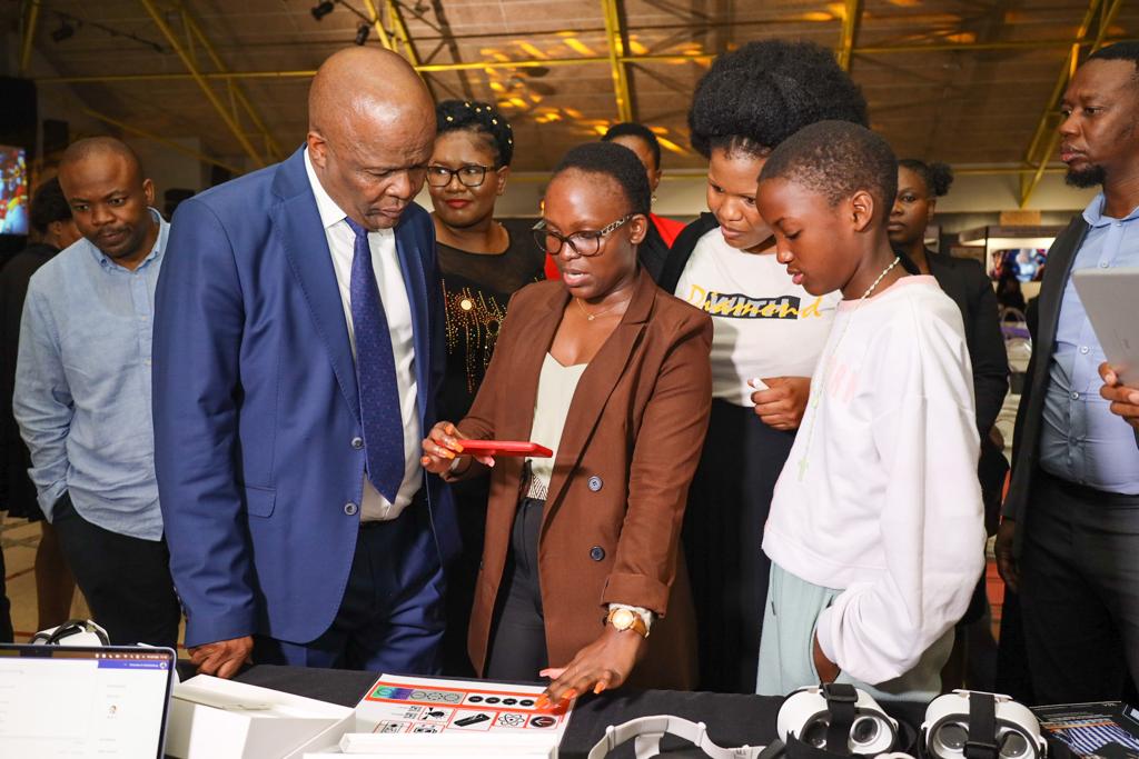CommsZA's tweet image. Minister @MondliGungubel_ , DM @PhillyMapulane ADG @T_JordanDyani DDG @ThulisileTG  the @go2uj VC Prof @lgmpedi and the @Official_TUT VC @ProfTinyiko during the TUT AI Hub Launch today.

#TUTAIHub
#AfricaAI4all
#AfricanAI