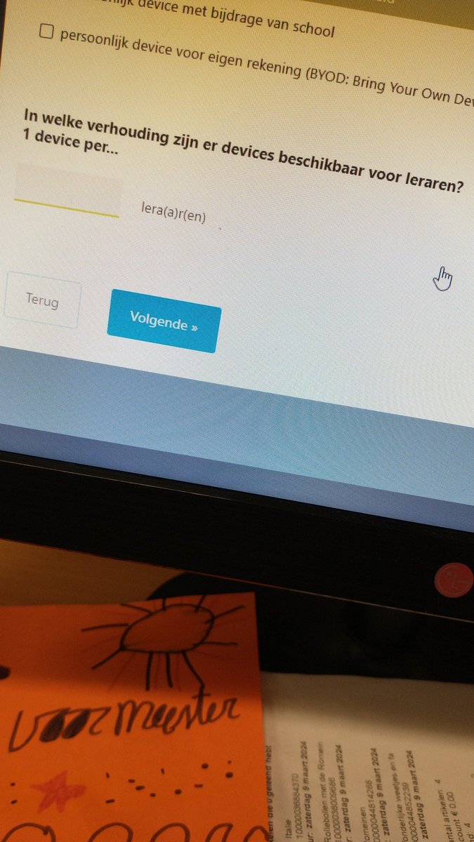 Ik vul de vragenlijst 'monitor digitalisering funderend onderwijs' in, maar kan niet aangeven dat er per leerkracht meerdere devices beschikbaar zijn. @Kohnstamm_UvA
