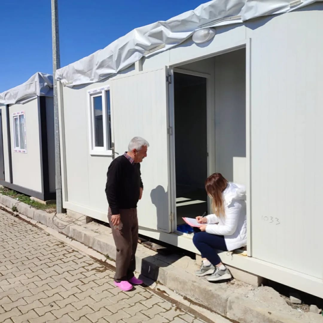 Aile Destek Merkezlerimiz deprem bölgesinde yaraları sarmaya devam ediyor.💟❤️
#Malatya'da çalışmalarına devam eden Sahilkent Aile Destek Merkezimiz depremzede vatandaşlarımızın ihtiyaçlarını giderirken depremzede çocuklar için de rehabilite etkinlikleri yapıyor. 🧒👧