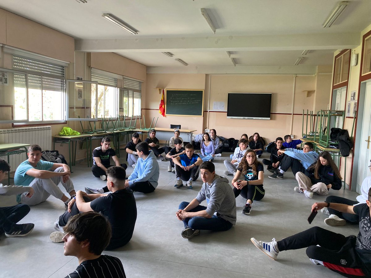 iesrioduero's tweet photo. Los alumnos de #4ESO andan inmersos estos días en el mundo del teatro de la mano del departamento de Lengua. La actividad está dirigida por el actor César Catalina, de @EmboscadasProd , y los resultados, a tenor de las imágenes, son bastante buenos. #teatro @Hoy_Libro https://t.co/0wUrCRNNQ4